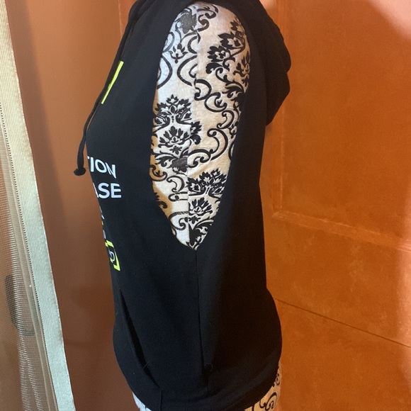 ❤️4 for 25❤️ Forever 21 sleeveless workout hoodie - Picture 3 of 5